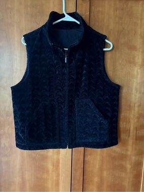 Women's Black beautiful patterned, reversible Plush Zip-Front Vest very good